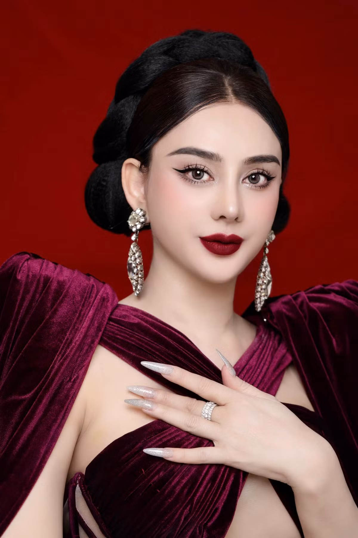 Theo đó, giọng ca sinh năm 1977 chia sẻ, chiếc mũi 12 ngày còn sưng nên chưa tự nhiên.