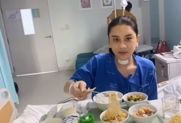 Trong năm 2022, Lâm Khánh Chi tiết lộ đã chi tiền tỷ để nâng cấp nhan sắc cũng như phẫu thuật dây thanh quản để có giọng nói nữ tính hơn.