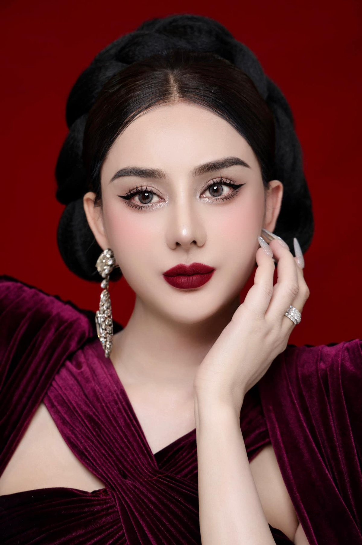 Giọng ca chuyển giới khá hài lòng với dáng mũi giọt nước được cho là đang "hot".