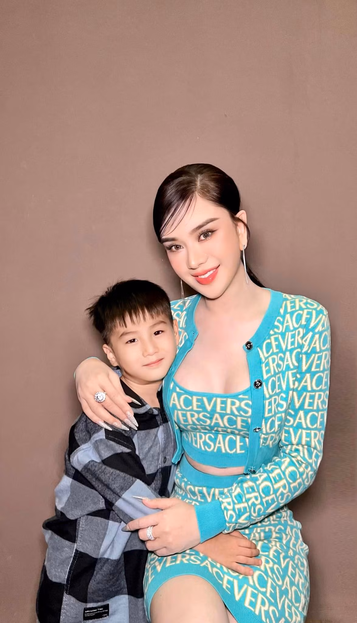 "Chịu chi" tiền tỷ cho các cuộc "trùng tu" đau đớn, không thể phủ nhận giọng ca chuyển giới ngày càng xinh đẹp và trẻ trung so với tuổi 46. Hình ảnh bà mẹ đơn thân khoe nhan sắc như "búp bê" bên con trai nhận được nhiều lời khen ngợi của cư dân mạng.