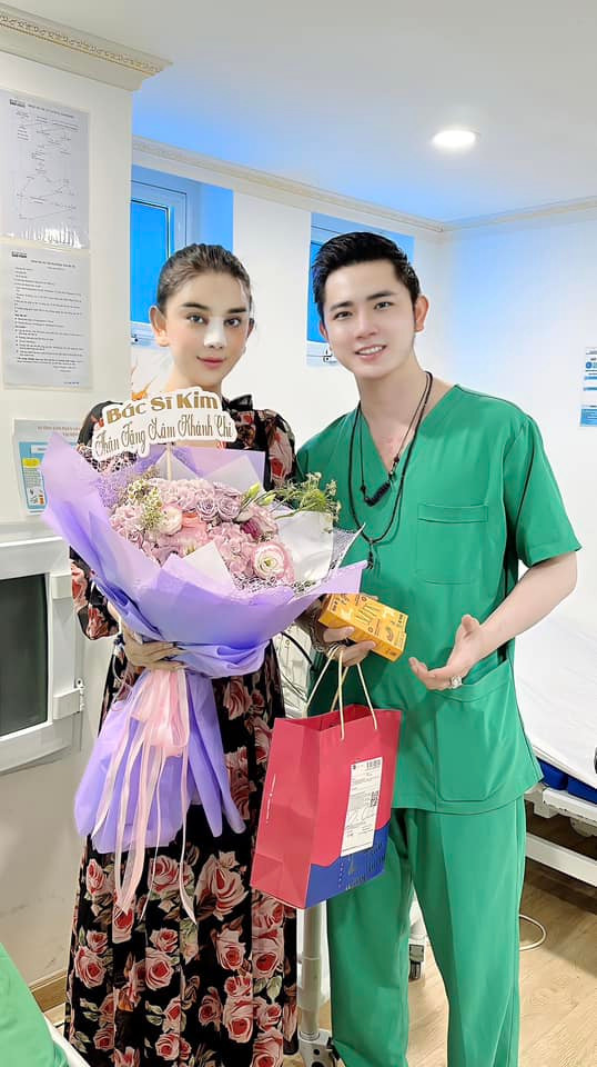 Trước đó, Lâm Khánh Chi khoe ảnh vừa trải qua quá trình "dao kéo" chiếc mũi mới, kèm theo đó là dòng chia sẻ: "Là phụ nữ, hãy biết tự yêu thương lấy bản thân mình, nếu bạn không tự yêu bản thân mình, thì bạn cũng thật khó làm điều đó với ai, đồng nghĩa với việc bạn không thể mong mỏi người khác sẽ làm điều này với bạn. Làm đẹp, kiếm tiền để tự tin làm chủ cuộc sống chính là cách yêu thương chiều chuộng bản thân tốt nhất của phụ nữ hiện đại".