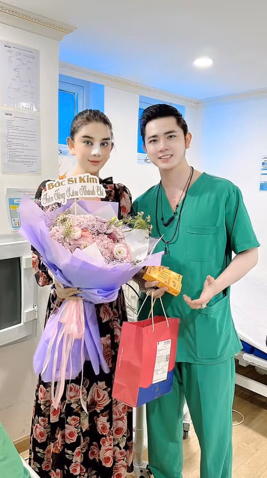 Trước đó, Lâm Khánh Chi khoe ảnh vừa trải qua quá trình "dao kéo" chiếc mũi mới, kèm theo đó là dòng chia sẻ: "Là phụ nữ, hãy biết tự yêu thương lấy bản thân mình, nếu bạn không tự yêu bản thân mình, thì bạn cũng thật khó làm điều đó với ai, đồng nghĩa với việc bạn không thể mong mỏi người khác sẽ làm điều này với bạn. Làm đẹp, kiếm tiền để tự tin làm chủ cuộc sống chính là cách yêu thương chiều chuộng bản thân tốt nhất của phụ nữ hiện đại".