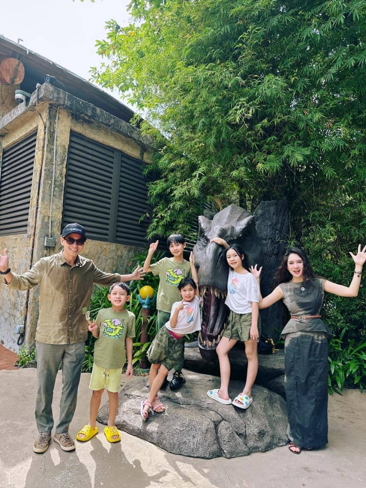 "Con nít sợ nhất là thói quen đòi hỏi. Đi ngang qua khu đồ chơi là đòi. Nguyên tắc của tôi là đòi cách mấy cũng không mua. Nếu mua 1 lần, lần sau con sẽ đòi tiếp. Thông thường tôi sẽ giao kèo với con. Ví dụ mỗi ngày ngoan sẽ được 1 điểm, không ngoan bị trừ 1 điểm. Chừng nào đủ 20 điểm thì sẽ được món đồ chơi đó", Lý Hải cho biết