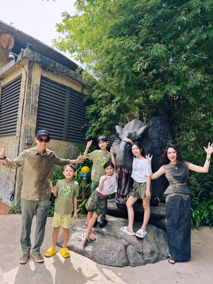 "Con nít sợ nhất là thói quen đòi hỏi. Đi ngang qua khu đồ chơi là đòi. Nguyên tắc của tôi là đòi cách mấy cũng không mua. Nếu mua 1 lần, lần sau con sẽ đòi tiếp. Thông thường tôi sẽ giao kèo với con. Ví dụ mỗi ngày ngoan sẽ được 1 điểm, không ngoan bị trừ 1 điểm. Chừng nào đủ 20 điểm thì sẽ được món đồ chơi đó", Lý Hải cho biết