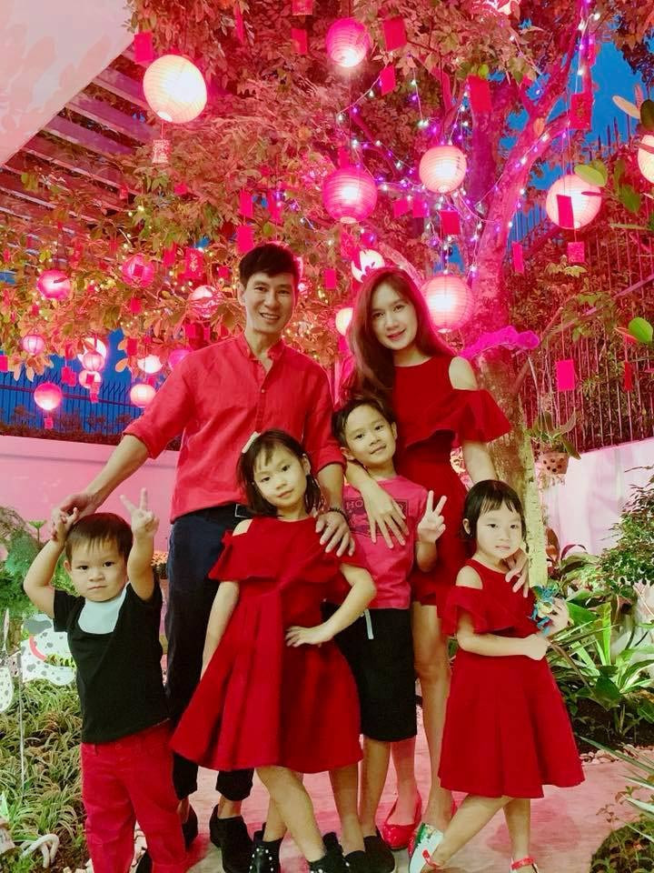 "Có những người thích mua đồ hiệu, đồ phải là tốt nhất cho con cái mình nhưng bản thân tôi thì không quan trọng vẻ bề ngoài. Với tôi thì bộ quần áo cũng không nói lên được giá trị gì của con người, miễn là ăn mặc sạch sẽ, tươm tất là được. Còn mỗi lần có dẫn con đi sự kiện hay đi du lịch thì vợ chồng tôi thích cả nhà mặc chung 1 màu sắc hay 1 phong cách giống nhau thôi", Lý Hải chia sẻ.