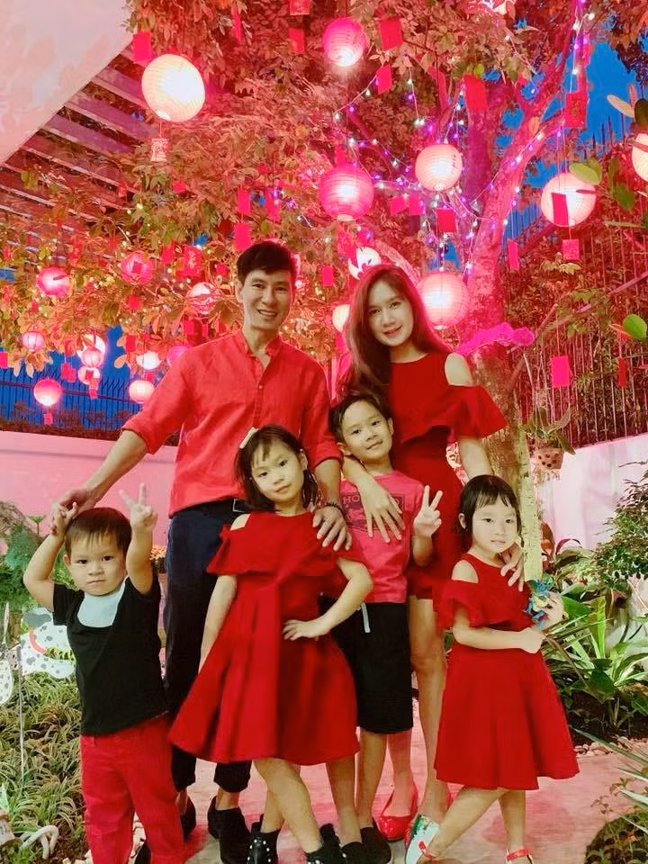 "Có những người thích mua đồ hiệu, đồ phải là tốt nhất cho con cái mình nhưng bản thân tôi thì không quan trọng vẻ bề ngoài. Với tôi thì bộ quần áo cũng không nói lên được giá trị gì của con người, miễn là ăn mặc sạch sẽ, tươm tất là được. Còn mỗi lần có dẫn con đi sự kiện hay đi du lịch thì vợ chồng tôi thích cả nhà mặc chung 1 màu sắc hay 1 phong cách giống nhau thôi", Lý Hải chia sẻ.