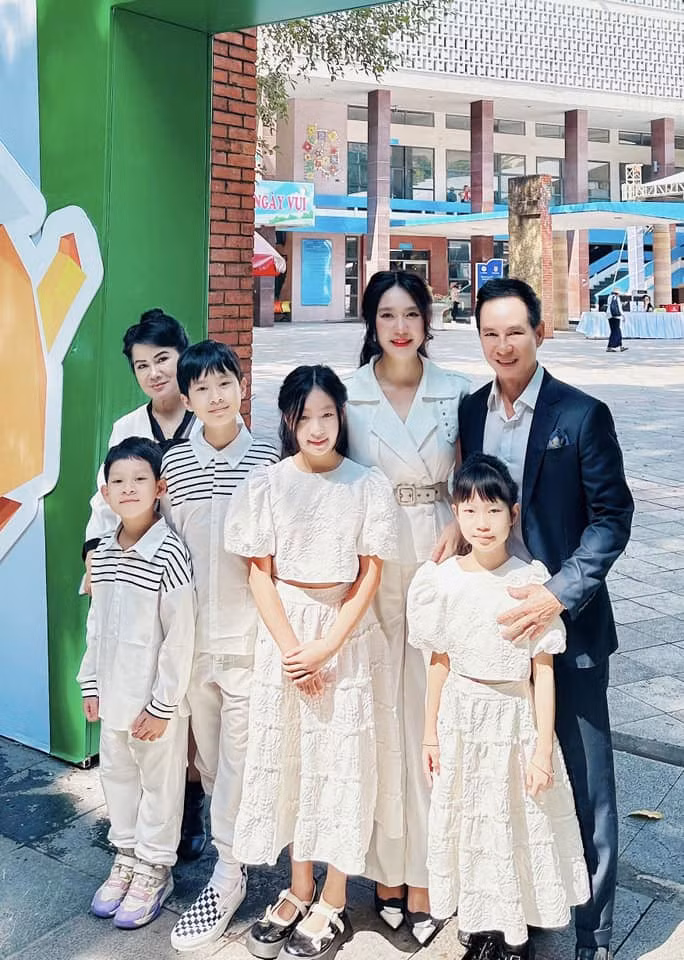 Cả 4 con của Lý Hải - Minh Hà đều học trường công dù bố mẹ thừa sức để đóng học phí trường quốc tế cho con.