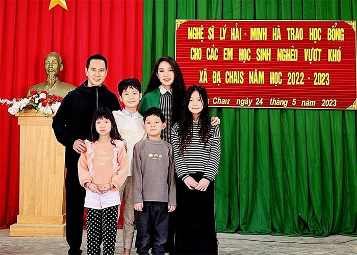 Khi có dịp, Lý Hải - Minh Hà lại cho 4 con tham gia các hoạt động thiện nguyện.