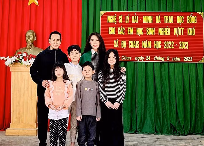 Khi có dịp, Lý Hải - Minh Hà lại cho 4 con tham gia các hoạt động thiện nguyện.