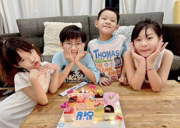 Cả bốn bé nhà Lý Hải - Minh Hà đều không có thói quen đòi hỏi mua quà, tổ chức sinh nhật đình đám. Rio, Cherry, Sunny và Mio chỉ thích tổ chức sinh nhật giản dị, có đủ mặt các thành viên trong gia đình.