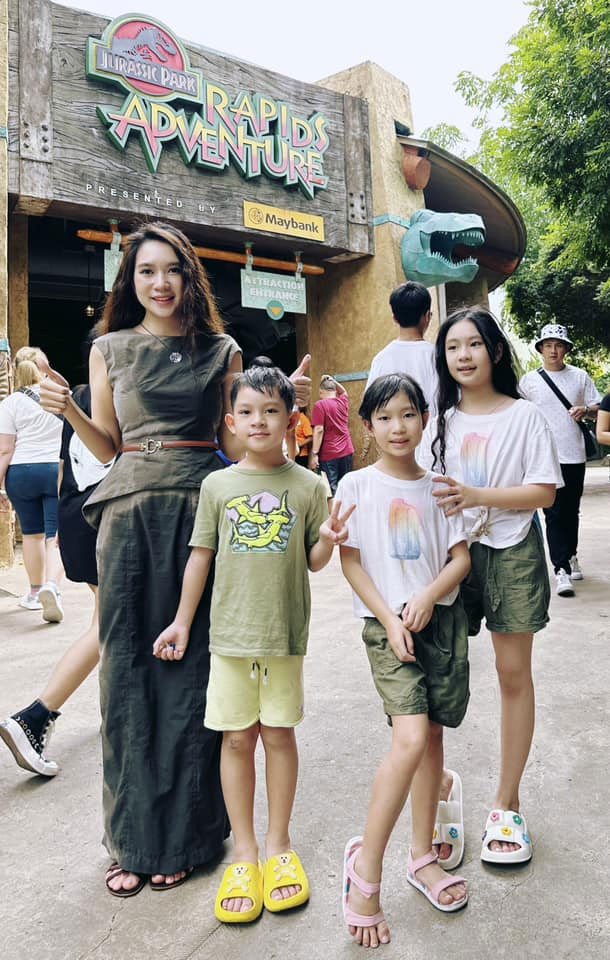 Được bố mẹ dạy về cách sống tiết kiệm nên mỗi khi đi mua sắm, cả 4 bé đều cân nhắc hết sức kĩ lưỡng trước khi quyết định mua món đồ nào đó.