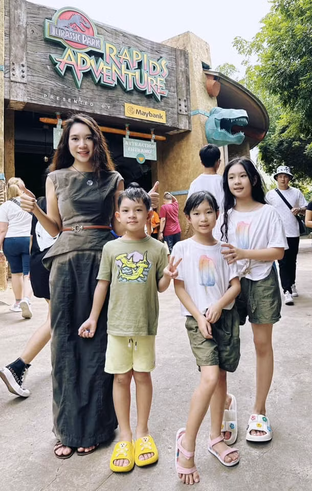 Được bố mẹ dạy về cách sống tiết kiệm nên mỗi khi đi mua sắm, cả 4 bé đều cân nhắc hết sức kĩ lưỡng trước khi quyết định mua món đồ nào đó.