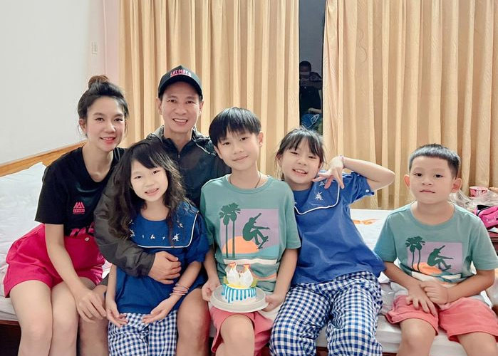 Bốn bé Rio, Cherry, Sunny và Mio sinh ra trong gia đình rất có điều kiện, nhưng từ nhỏ đã được bố mẹ rèn cho thói quen tiết kiệm, lối sống giản dị.