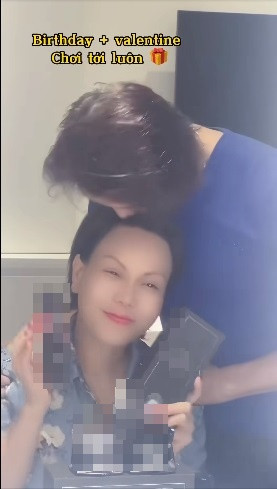 Không chỉ quyết định ở lại Việt Nam để gia đình đoàn tụ, nhạc sĩ Việt Phương còn nổi tiếng là sao nam chiều vợ hết nấc. Cặp vợ chồng thoải mái thể hiện tình cảm dù đã ở bên nhau gần 20 năm.