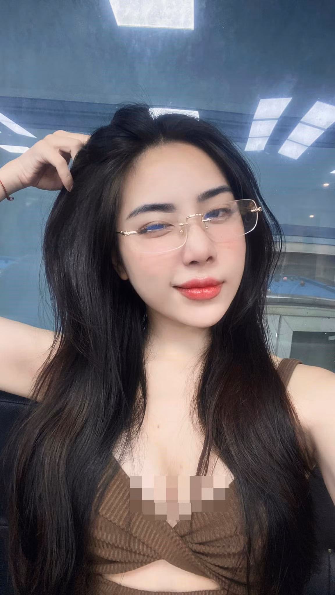 Giống với tạo hình trên phim, ngoài đời, nữ diễn viên Hương Su sở hữu vóc dáng nóng bỏng.