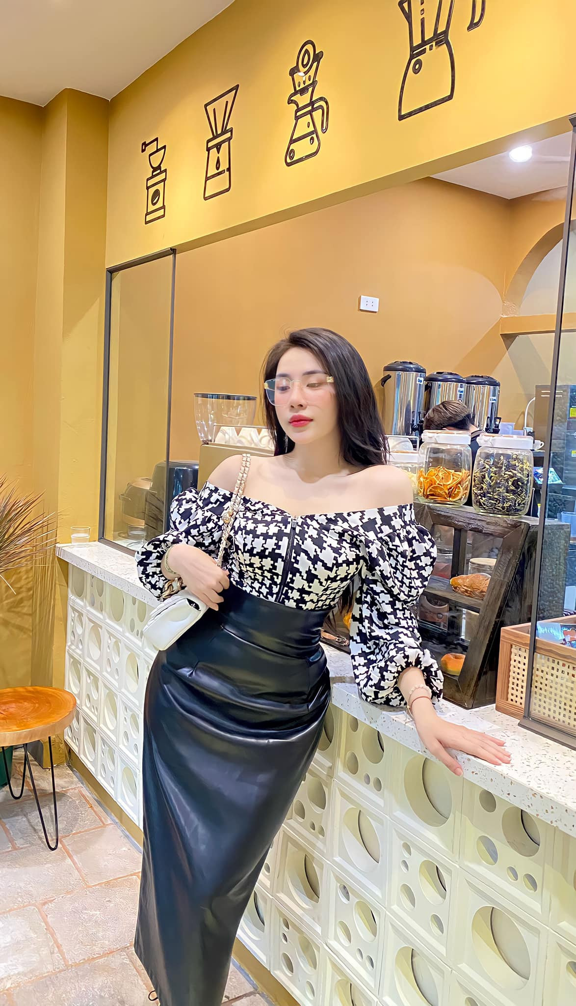 Khi bị gán cho mác "tiểu tam", cô nàng vội lên trang cá nhân giải thích: "Mọi người nhầm rồi. Vai này em là PG bia ở đây nên mới bảo vào hát rồi uống cho đủ chỉ tiêu đấy. Hát là phụ dí bia mới là chính. Cũng vì miếng cơm manh áo thôi chứ em đâu chạm vào ai đâu".