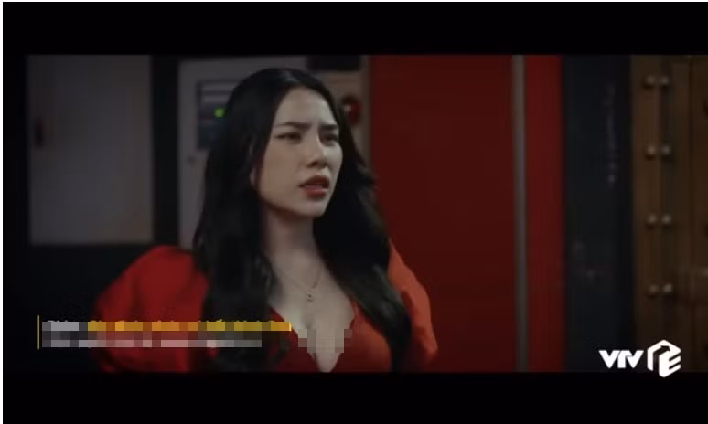 Theo đó, Đào vô tình nhặt được nhẫn cưới mà Thành (Doãn Quốc Đam) làm mất trong quán. Cô nàng không những ép Công (Quang Sự) - Thành - Danh (Thanh Sơn) hát karaoke với "phí bấm bài 1 tiếng là 1,8 triệu" mà còn gọi điện "dọa" không trả nhẫn. Sự việc khiến ba cô vợ hiểu lầm các ông chồng "mất nết" nên kéo đến tìm nữ tiếp viên để làm cho ra nhẽ.