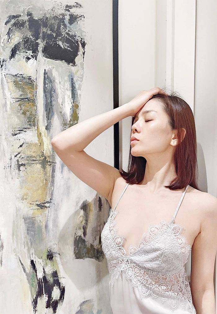 Làn da không tì vết nên dù không trang điểm nhìn Lệ Quyên vẫn xinh đẹp như thường.