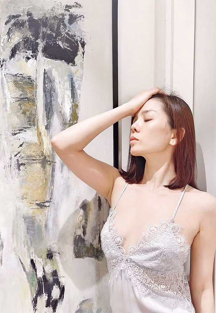 Làn da không tì vết nên dù không trang điểm nhìn Lệ Quyên vẫn xinh đẹp như thường.