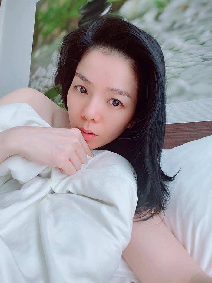 Mặt mộc lại càng khiến Lệ Quyên trẻ hơn nữa.