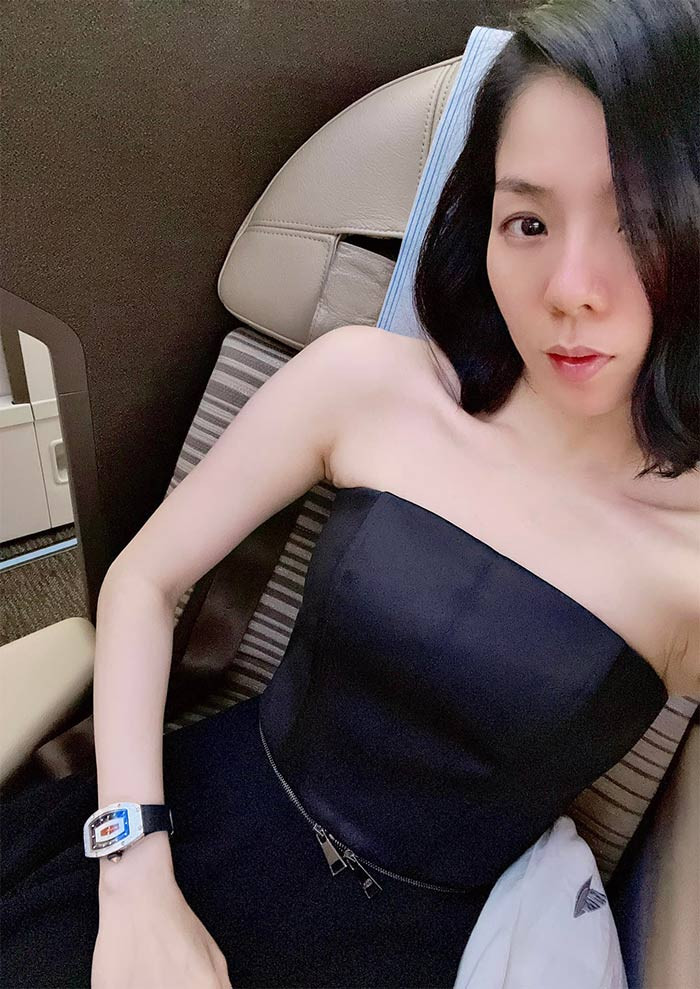 Vẻ ngoài của Lệ Quyên thay đổi rõ rệt khi hẹn hò với anh chàng người mẫu kém cô 12 tuổi. Thế nên khi sánh đôi, giọng ca "Nếu em được chọn lựa" không hề lép vế về độ trẻ trung.