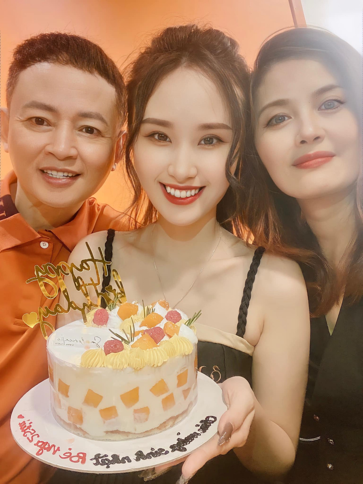 Dù bố mẹ đã chia tay nhưng con gái của Tùng Dương - Hoa Thúy vẫn là sợi dây gắn kết tình bạn của hai người.