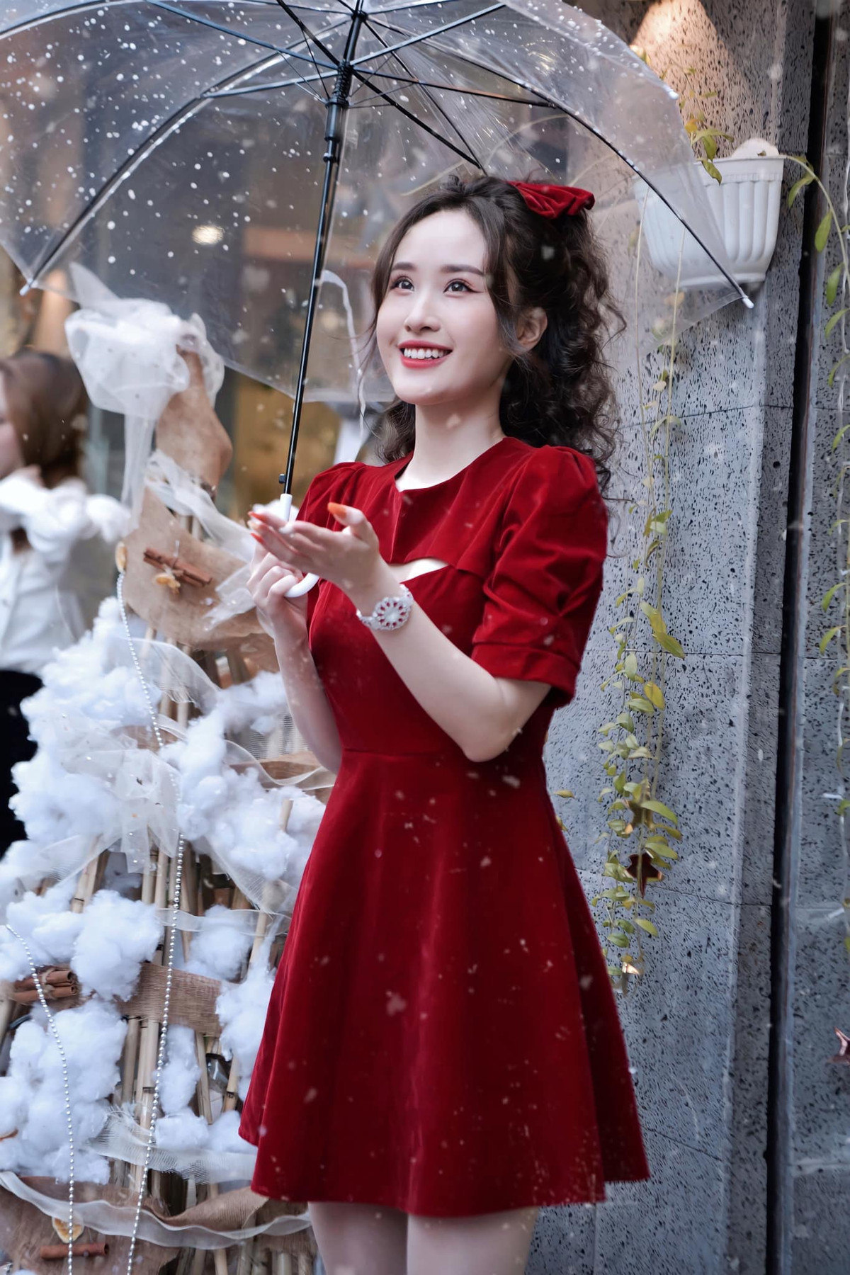 Cô bạn còn tham gia nhóm nhảy để thỏa mãn đam mê của bản thân. "Thích nhảy nhót mà hồi trước cứ ngại. U30 rồi mới ngày một thấy tiếc rẻ bản thân, ham thể hiện. Còn một khao khát đi tập võ lại mà chưa thực hiện được. Tính từ bé như đàn ông mà suốt ngày phải diễn bánh bèo cũng mệt lắm", Thiên Nga chia sẻ về sở thích của bản thân.