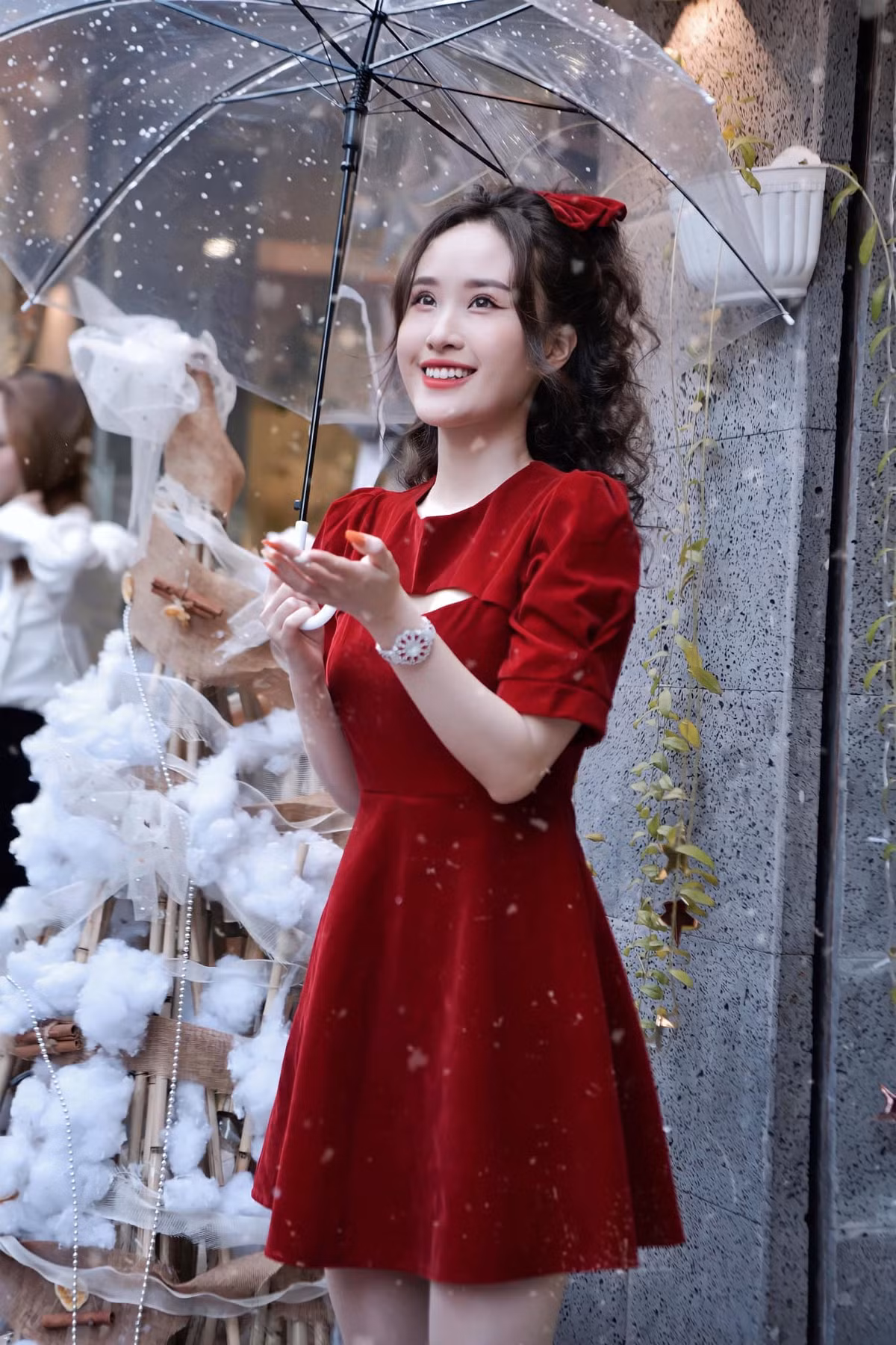 Cô bạn còn tham gia nhóm nhảy để thỏa mãn đam mê của bản thân. "Thích nhảy nhót mà hồi trước cứ ngại. U30 rồi mới ngày một thấy tiếc rẻ bản thân, ham thể hiện. Còn một khao khát đi tập võ lại mà chưa thực hiện được. Tính từ bé như đàn ông mà suốt ngày phải diễn bánh bèo cũng mệt lắm", Thiên Nga chia sẻ về sở thích của bản thân.