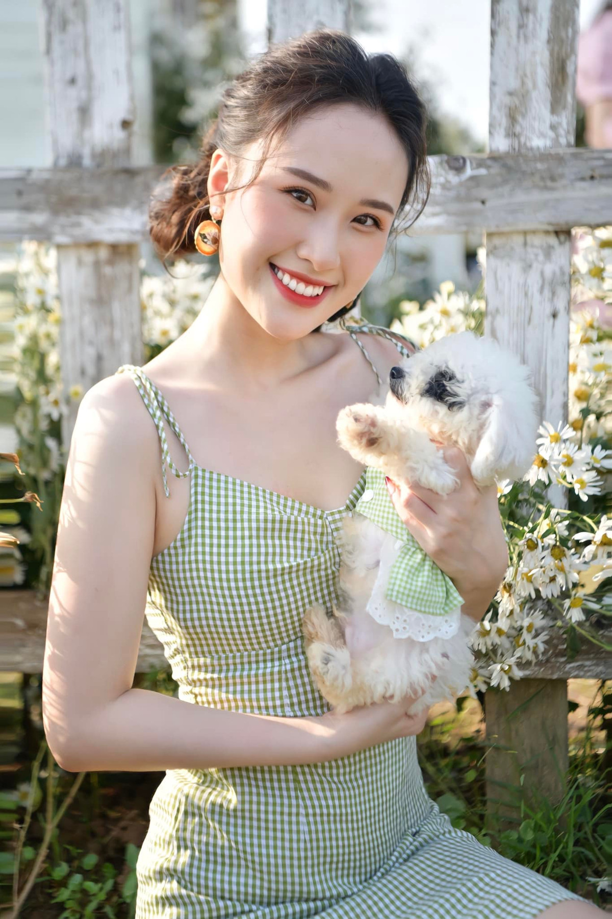 Thiên Nga hiện làm người mẫu tự do cho các thương hiệu thời trang, mỹ phẩm.