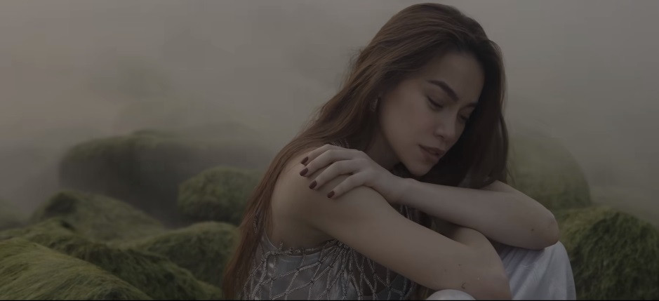 Trước đó, nữ ca sĩ chia sẻ MV "Lời nói dối ngọc ngà" như một món quà đặc biệt dành tặng cho các khán giả của mình trước thềm liveshow.