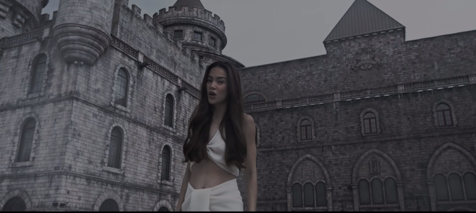 Trên trang cá nhân, nữ ca sĩ bày tỏ sự xúc động khi vẫn được khán giả đón nhận.