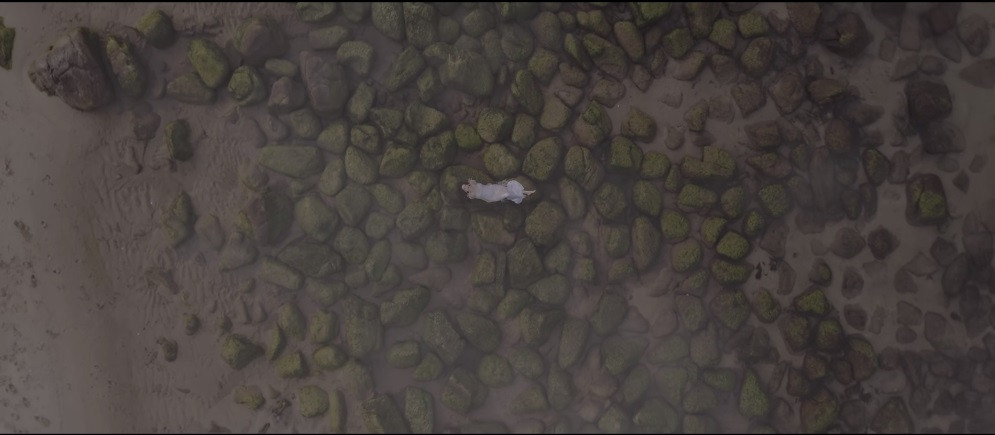 Hồ Ngọc Hà nằm trên bãi rêu nhiều giờ để thực hiện cảnh quay tuyệt đẹp trong "Lời nói dối ngọc ngà".