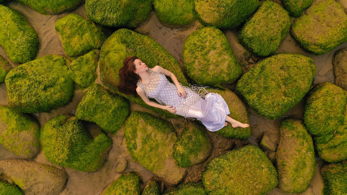 Giữa khung cảnh đẹp nên thơ, hữu tình, "nữ hoàng giải trí" được fan ví như tiên nữ giáng trần.