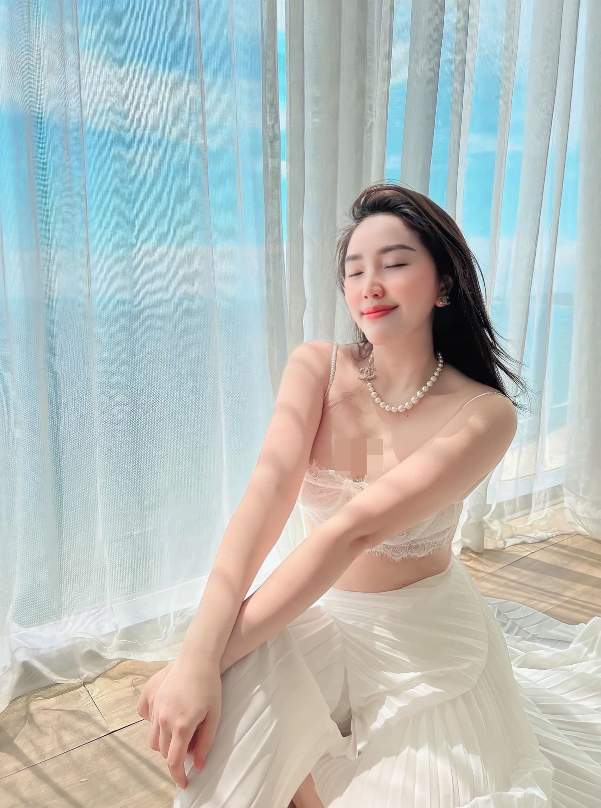 Nữ ca sĩ sở hữu vòng eo 58 cm, vóc dáng thon gọn không kém thời son rỗi.