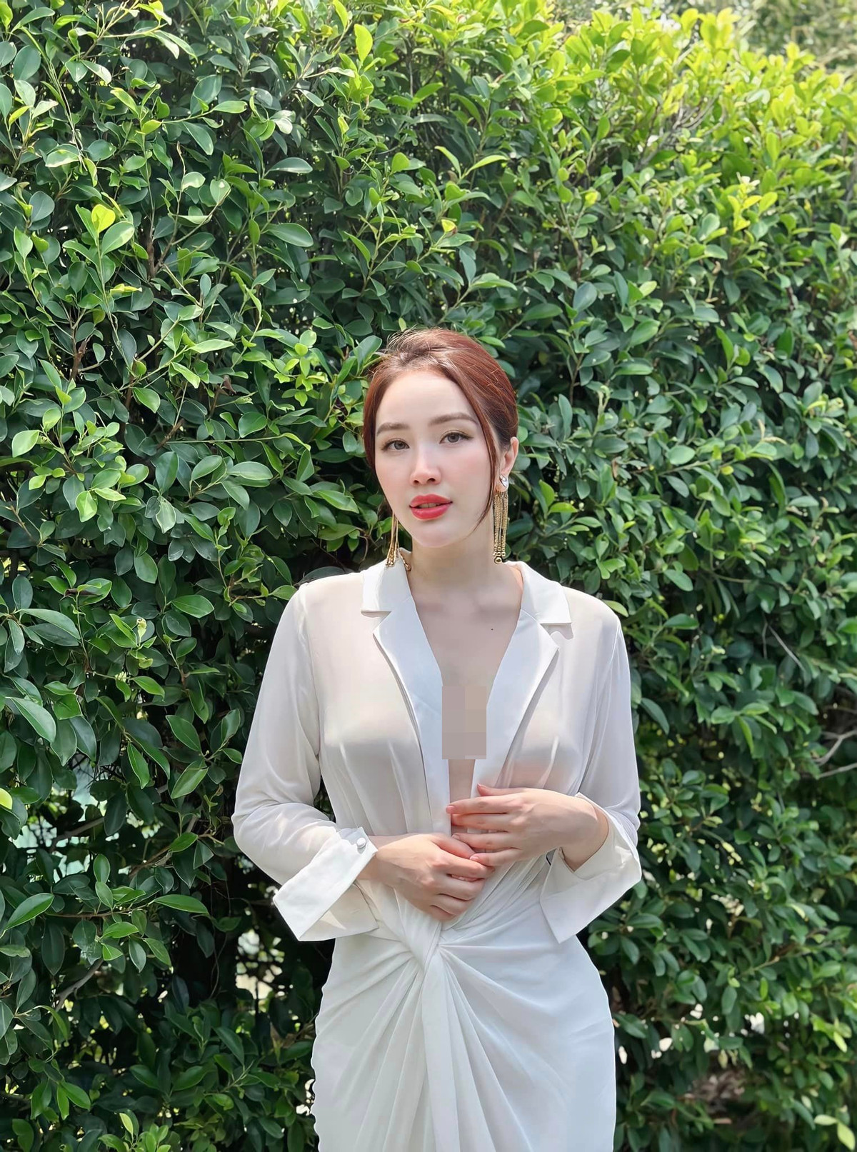 "Công chúa bong bóng" khoe body nét căng với mốt đi biển không nội y.