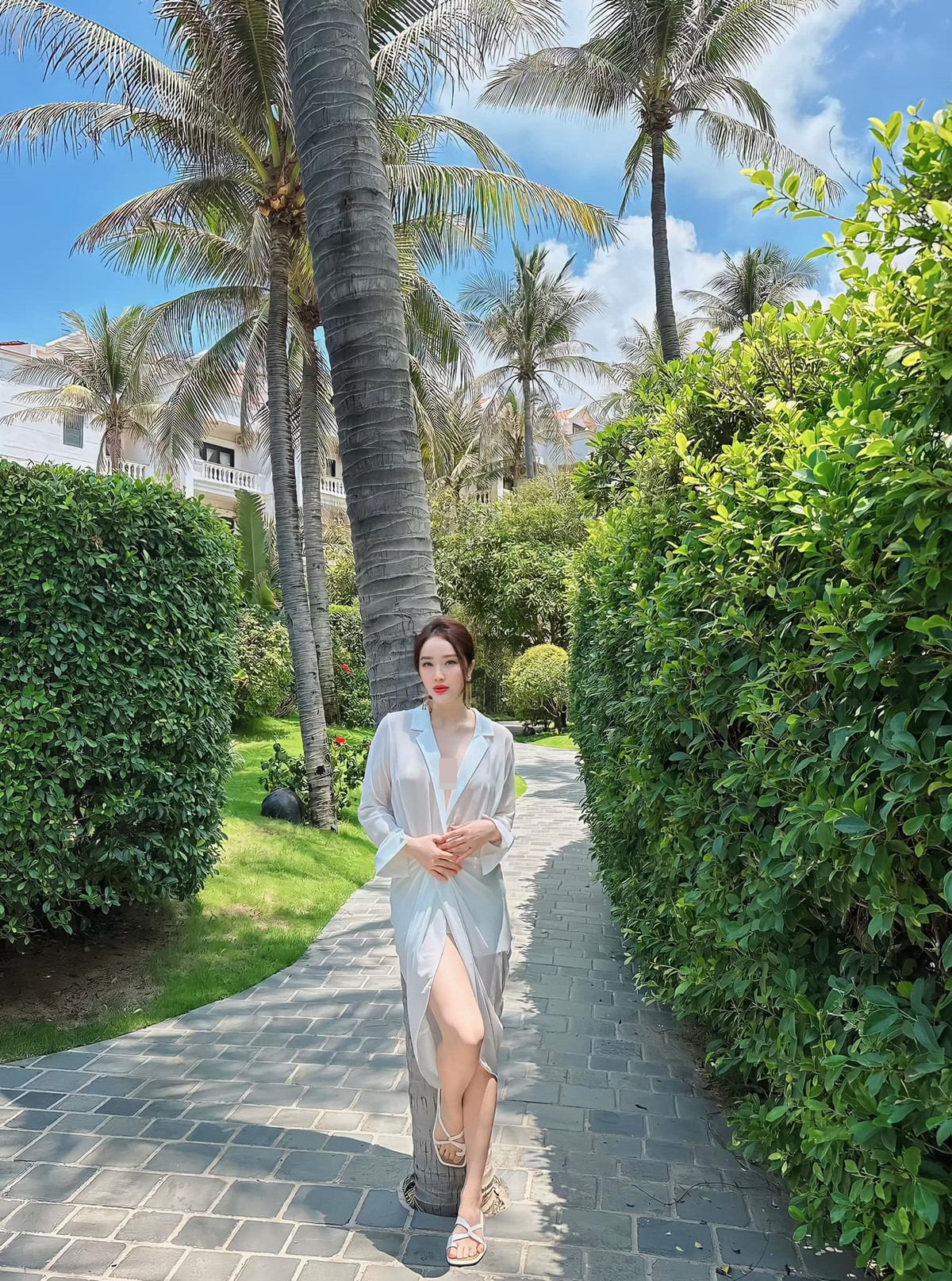 Mới đây, Bảo Thy "xả hàng" loạt ảnh xinh đẹp và gợi cảm khi có chuyến nghỉ dưỡng tại một resort sang trọng ở Mũi Né.