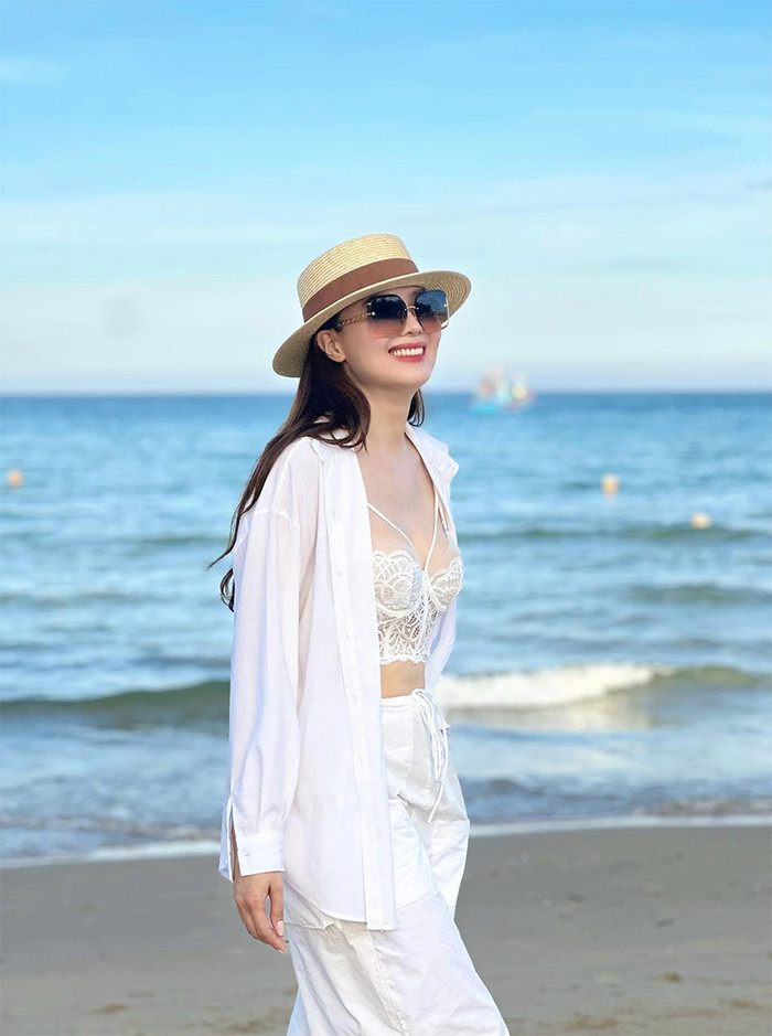 Hong Diem khoe voc dang nuot na khong thua gai doi muoi