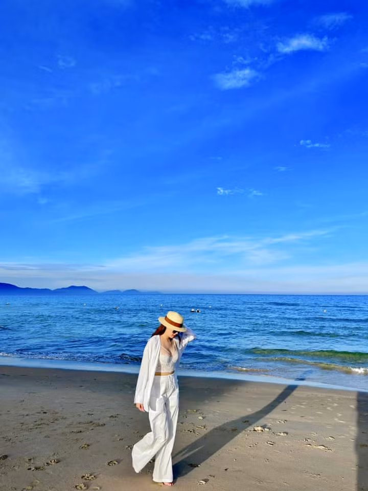 Kiểu khoe body nửa kín nửa hở này càng khiến nữ diễn viên "Hướng dương ngược nắng" thêm phần quyến rũ.