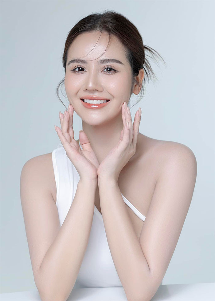 Khuôn mặt ngày càng thanh thoát khiến Huyền Lizzie dính nghi vấn cắt mí, gọt mặt, nâng mũi...