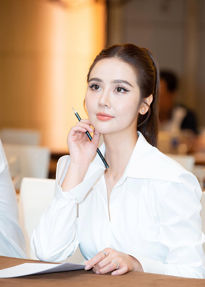 Ngoài ra, nữ diễn viên sinh năm 1990 cũng tích cực chăm sóc làn da để tạo hình trẻ đẹp nhất có thể khi vào vai Ánh Dương.