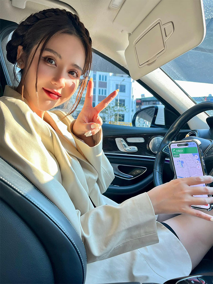 Tuy nhiên người đẹp 33 tuổi cho biết, cô chưa từng đụng chạm "dao kéo" mà chỉ sử dụng phương pháp nâng mũi bằng cấy chỉ để cải thiện nhan sắc.