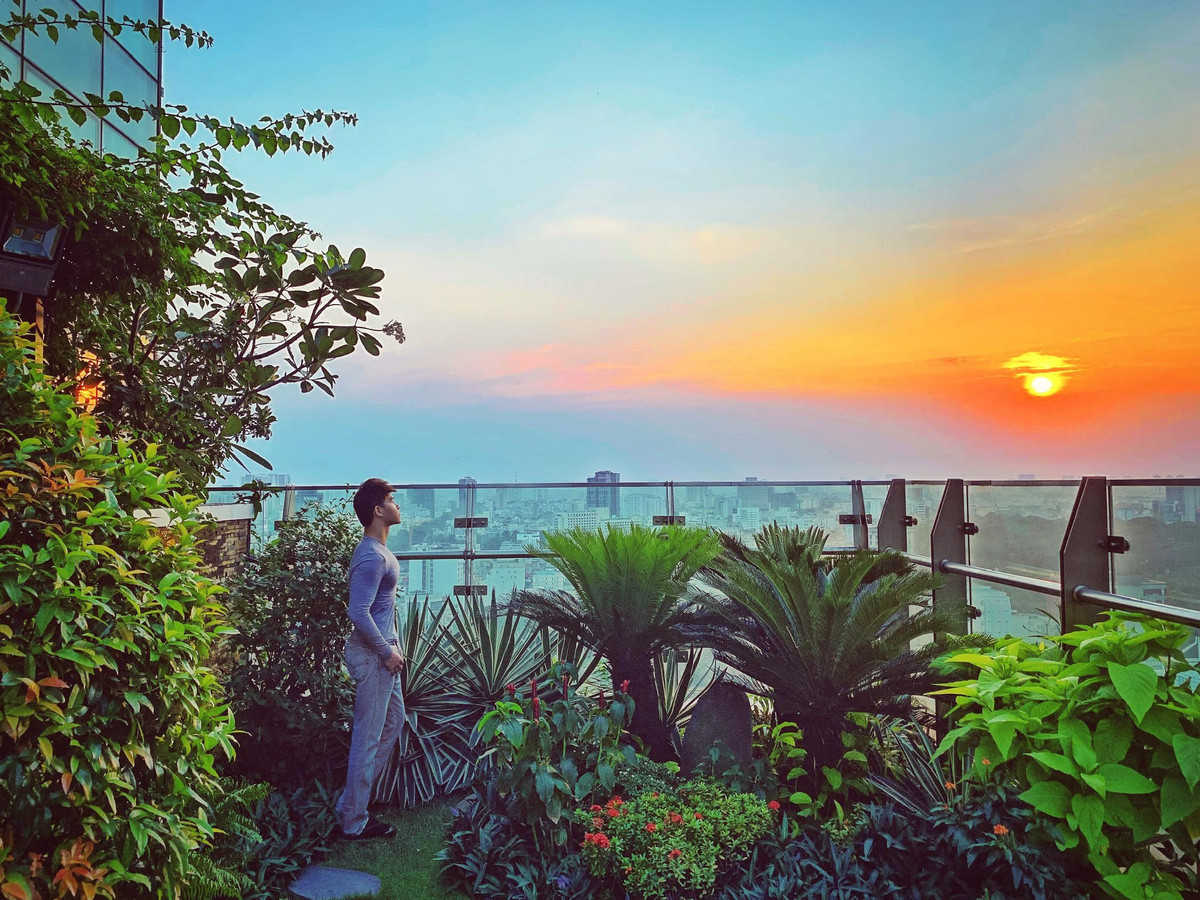 Căn hộ của Nathan Lee có khu vườn rộng lớn, tràn ngập cây xanh.