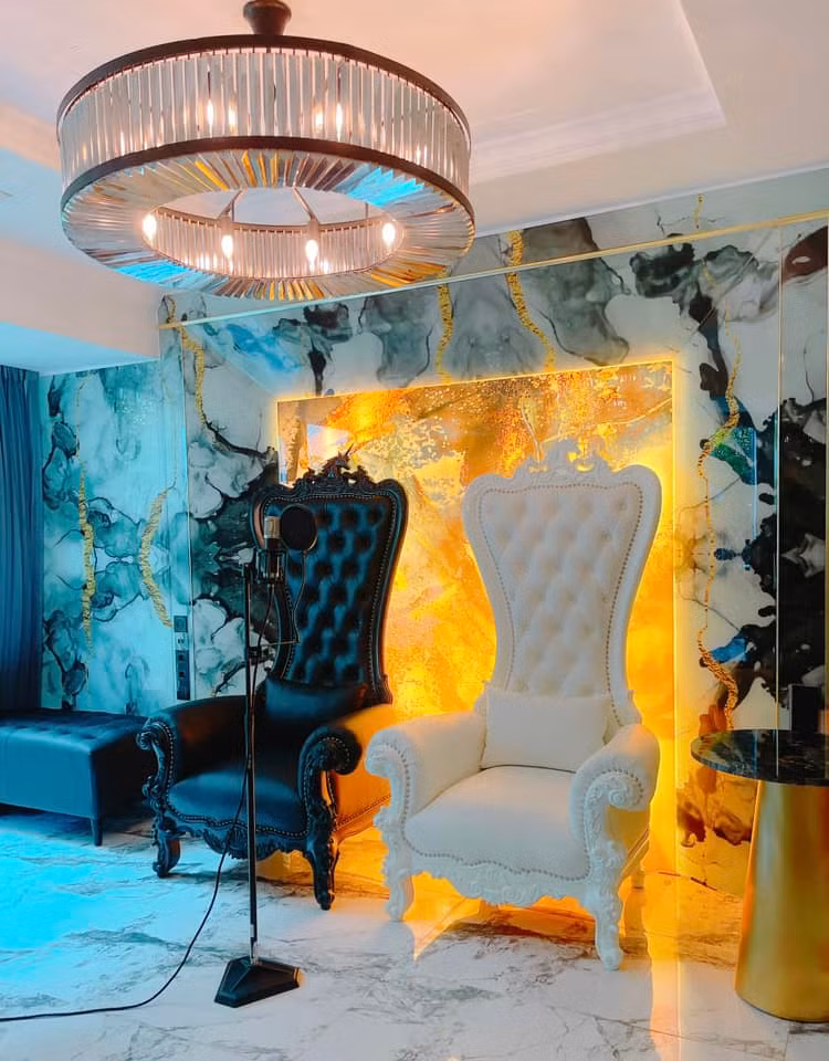 "Ông hoàng chiêu trò" khoe những góc yêu thích trong căn hộ của mình.