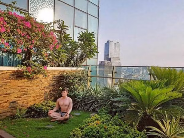 Nam ca sĩ vừa tự xưng "ông thánh nhạc quốc tế" khiến fan có phần lo lắng khi liên tục lên mạng xã hội bán đấu giá những món đồ đắt đỏ mà anh vốn rất yêu thích.