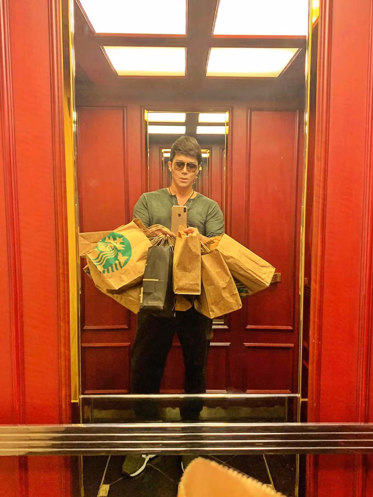 Tối 28/3 vừa qua, Nathan Lee tổ chức đêm nhạc riêng tại TP HCM sau một thời gian vắng bóng. Anh khẳng định sau sự cố đã qua, bản thân thấy "chả sao cả". "Điều đó để mình nhận ra cuộc đời này ngoài ba má mình thì không nên tin ai cả”, giọng ca 8X bày tỏ.