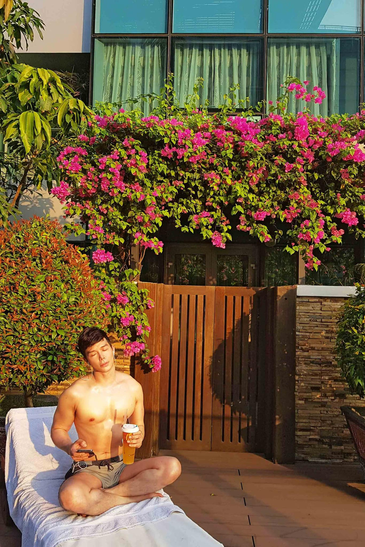 Cửa vườn căn hộ mở trực tiếp ra bể bơi, không gian giúp nam ca sĩ thỏa sức khoe body vạm vỡ "sống ảo".
