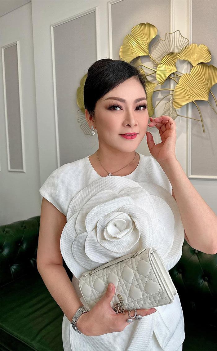 Như Quỳnh rất chăm chút vẻ ngoài từ trang phục, phụ kiện, đầu tóc mỗi khi ra ngoài.