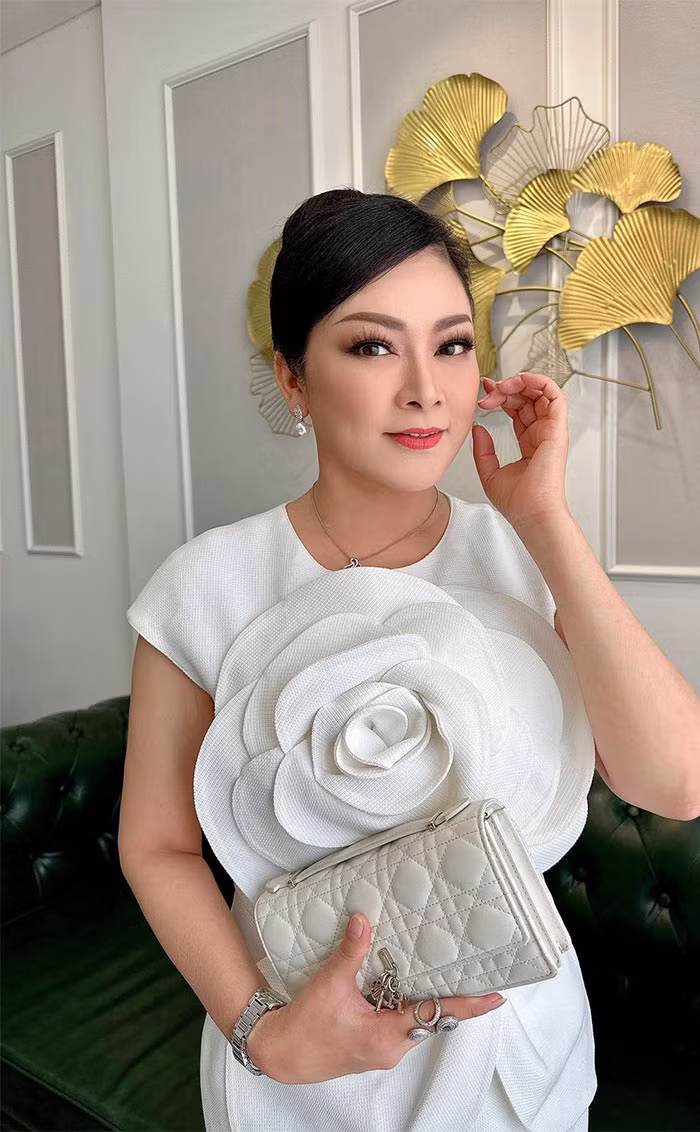 Như Quỳnh rất chăm chút vẻ ngoài từ trang phục, phụ kiện, đầu tóc mỗi khi ra ngoài.