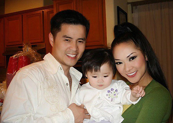 Như Quỳnh kết hôn với kỹ sư không gian Nguyễn Thắng, một người công tác trong cơ quan chính phủ Mỹ. Hai người có một con gái tên là Melody Đông Nghi. Năm 2015, Như Quỳnh đã chính thức ly hôn với Nguyễn Thắng và cả hai vẫn chưa một lần tổ chức đám cưới. (Ảnh: Tiền phong)