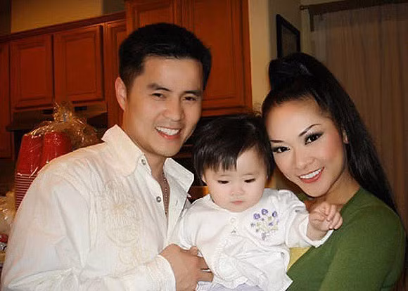 Như Quỳnh kết hôn với kỹ sư không gian Nguyễn Thắng, một người công tác trong cơ quan chính phủ Mỹ. Hai người có một con gái tên là Melody Đông Nghi. Năm 2015, Như Quỳnh đã chính thức ly hôn với Nguyễn Thắng và cả hai vẫn chưa một lần tổ chức đám cưới. (Ảnh: Tiền phong)